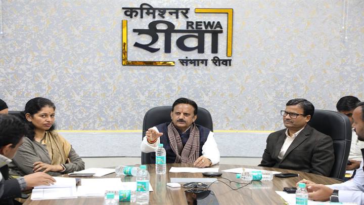 ललितपुर-सिंगरौली रेलवे लाइन के लिए 15 मई तक भू-अर्जन कार्यवाही पूर्ण करें - उप मुख्यमंत्री श्री शुक्ल